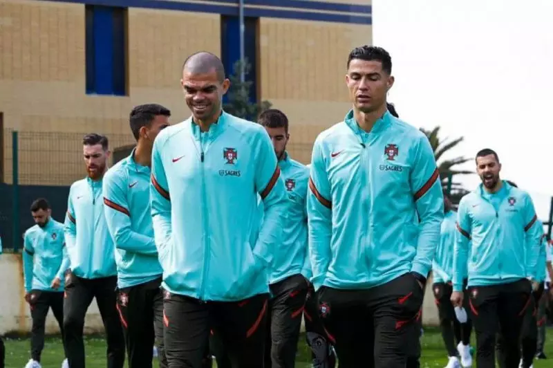 عکس؛ پیاده‌روی رونالدو در کنار صمیمی‌ترین دوستش در تیم ملی پرتغال