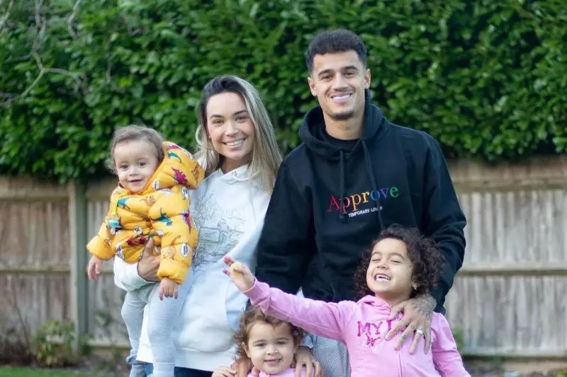 عکس؛ کوتینیو، همسر و فرزندانش در حیاط منزلشان