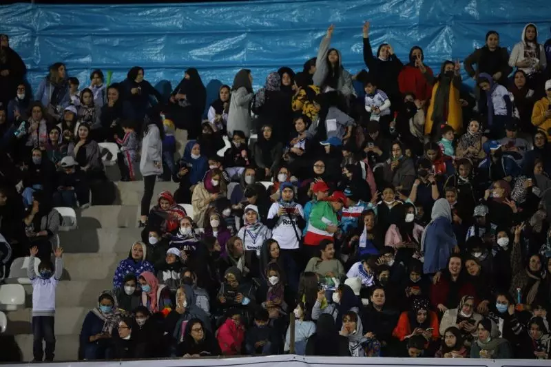 جو وحشتناک ورزشگاه سیروس قایقران در هفته پانزدهم لیگ برتر فوتبال بانوان(ویدیو)