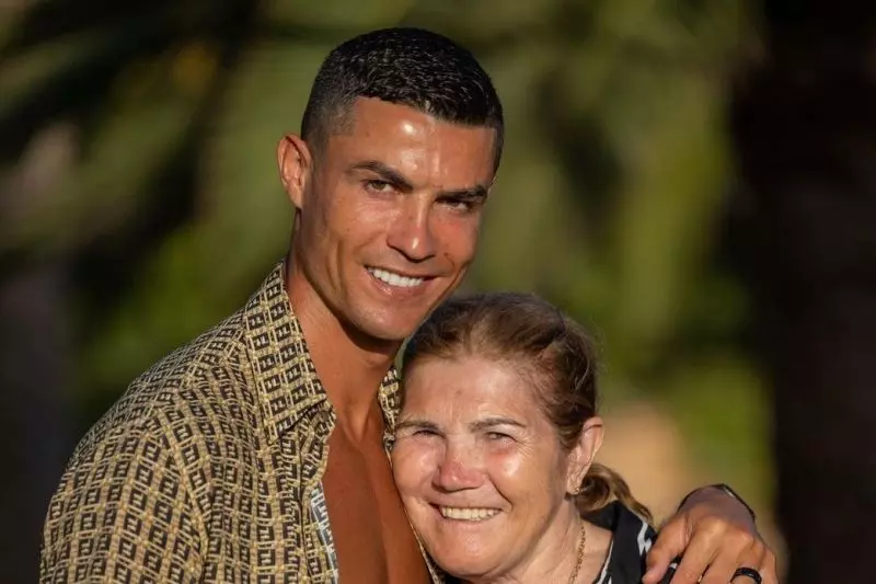 عکسی که رونالدو در کنار مادرش منتشر کرد