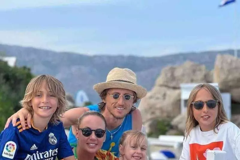 عکس بامزه لوکا مودریچ به همراه خانواده‌اش در تعطیلات