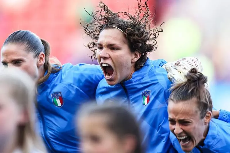 عکس؛ انرژی عجیب تیم فوتبال زنان ایتالیا در حین خواندن سرود ملی