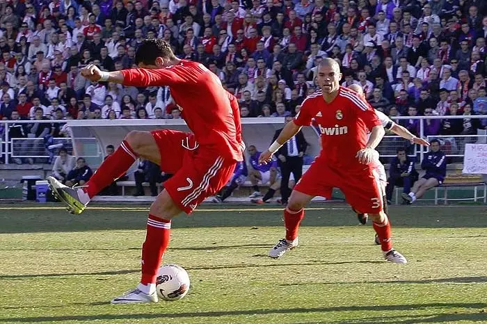 قابی دیدنی از گل پشت پای رونالدو در روزی که رئال مادرید قرمز پوشیده بود
