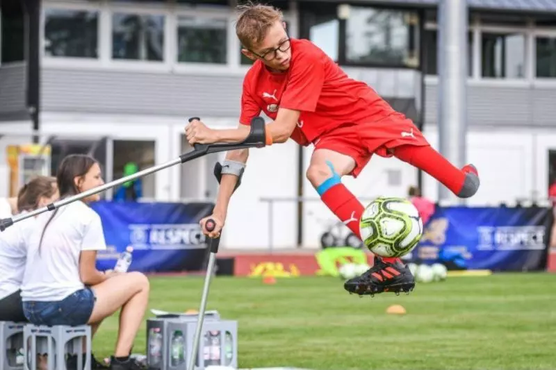 اقدام قابل تقدیر ستاره سابق آلمان در برپایی اردوی آموزشی فوتبال با یک پا