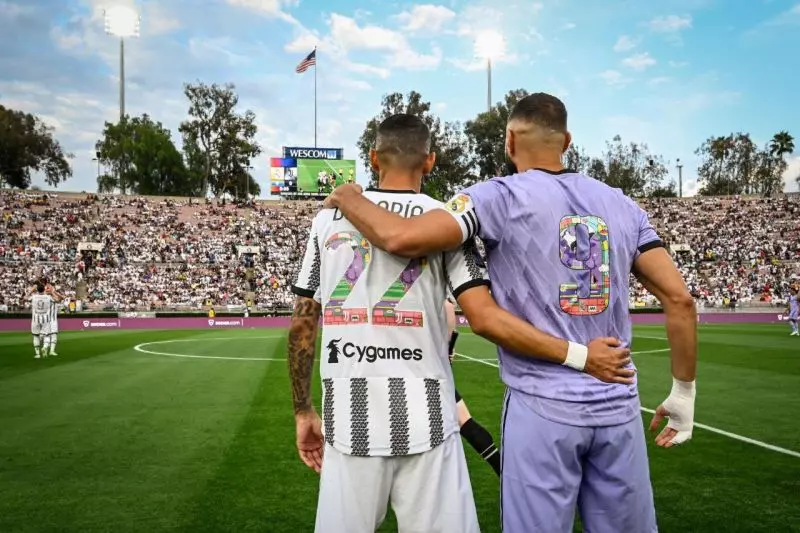 عکس؛ خوش و بش ویژه بنزما و ستاره اسبق رئال مادرید در بازی دوستانه