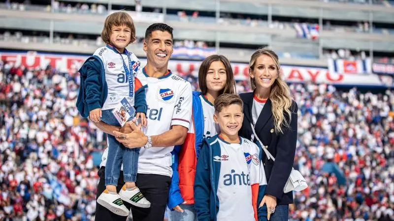 عکس؛ مراسم معارفه لوییس سوارز در تیم جدیدش به همراه خانواده