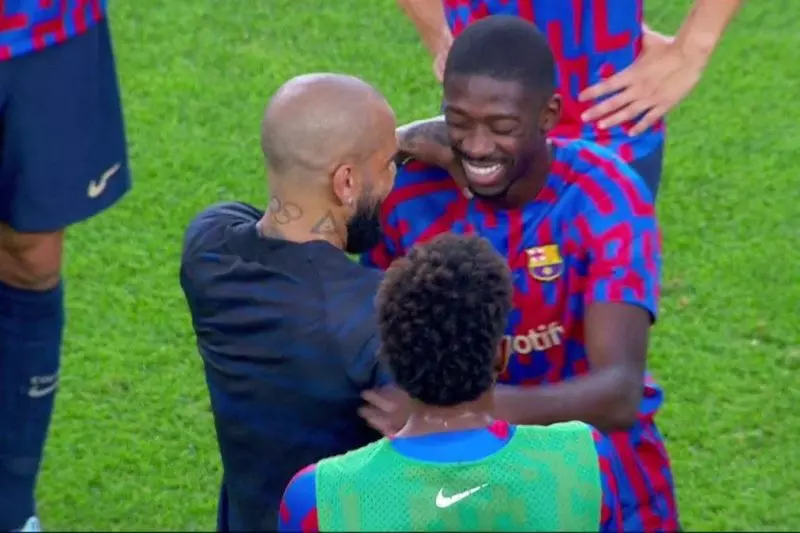 عکس؛ دنی آلوز و در آغوش کشیدن بازیکنان بارسلونا در بازگشت به نیوکمپ