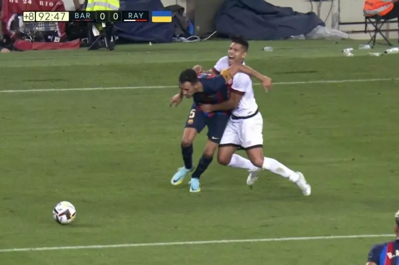 لحظه‌ای که کاپیتان بارسلونا با آرنج به صورت فالکائو ضربه زد(عکس)