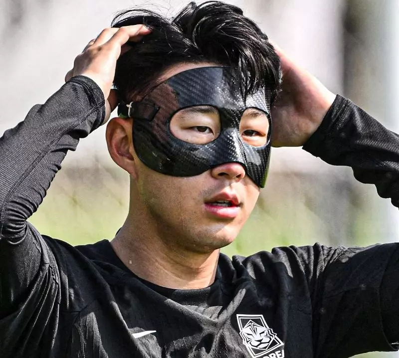 چهره جالب ستاره تیم ملی کره با ماسک محافظ(عکس)