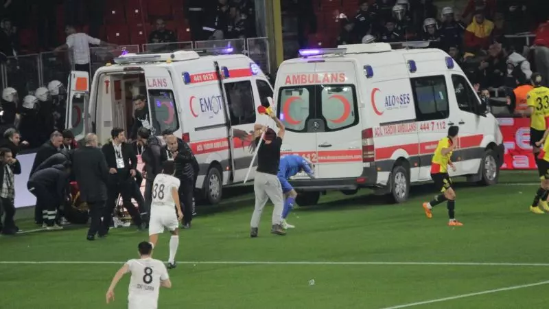 شب باورنکردنی در فوتبال ترکیه؛ حمله با پرچم کرنر به دروازه‌بان!