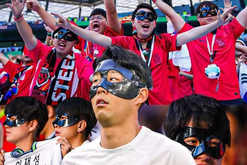 عکس؛ هواداران کره‌ای و زدن ماسک مخصوص سون بر چهره