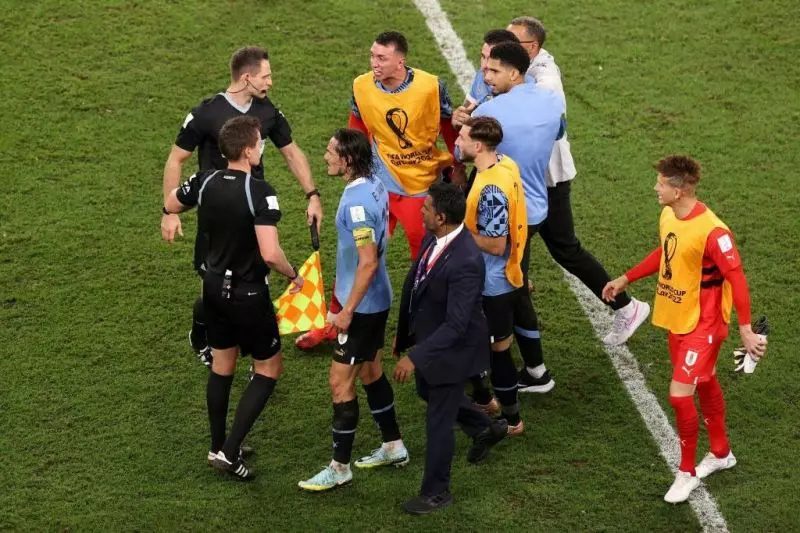 عکس؛ اعتراض شدید بازیکنان اروگوئه به داور پس از سوت پایان
