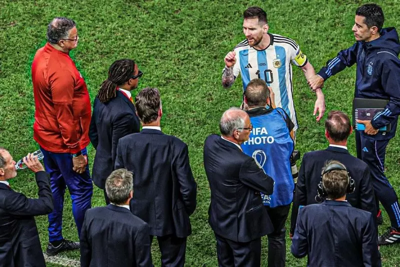 عکس؛ مسی و جنگ لفظی با فن خال پس از بازی آرژانتین - هلند