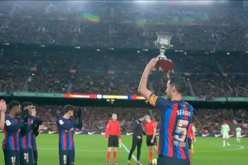 بوسکتس و رونمایی از جام قهرمانی بارسلونا در نیوکمپ(عکس)
