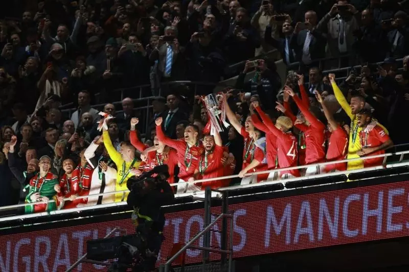 عکس؛ لحظه‌ای که کاپیتان‌های منچستر یونایتد جام قهرمانی را بالای سر بردند