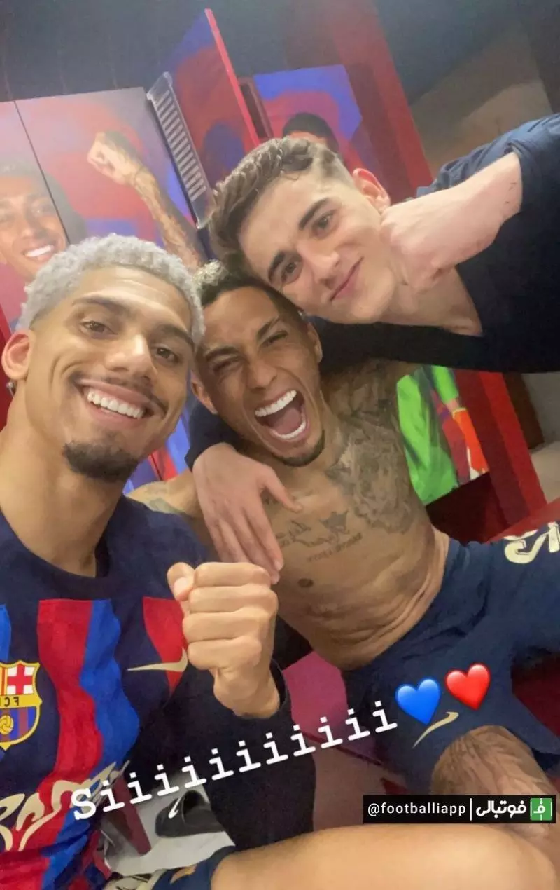 تصویری از خوشحالی گاوی، رافینیا و آرائوخو در رختکن تیم بارسلونا بعد از پیروزی مقابل رئال مادرید