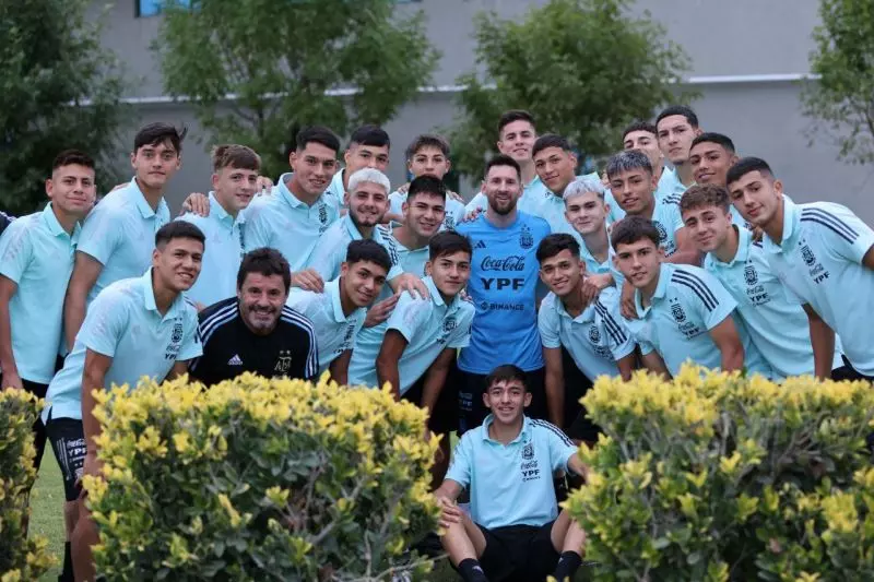 عکس یادگاری مسی با تیم ملی زیر 17 سال آرژانتین