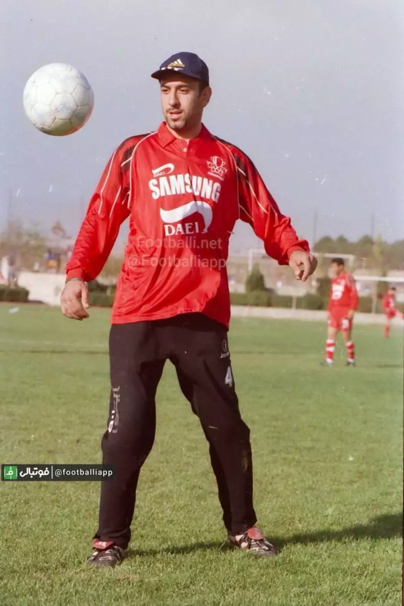 نوستالژی فوتبالی/ زنده یاد علی انصاریان در تمرینات پرسپولیس در سال ۱۳۷۹ در ورزشگاه کارگران