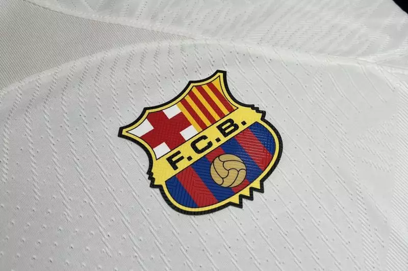 جدیدترین تصویر از طرح پیراهن سفید بارسلونا در فصل 24-2023