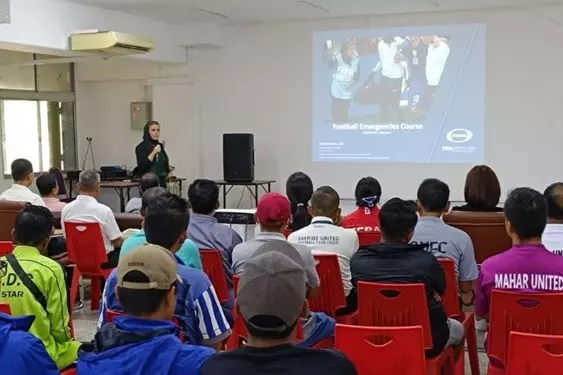 کلاس اورژانس های پزشکی فوتبال توسط پزشک ایرانی در میانمار برگزار شد