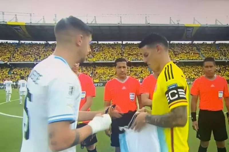 عکس؛ فدریکو والورده و ستاره اسبق رئال مادرید در بازی کلمبیا - اروگوئه
