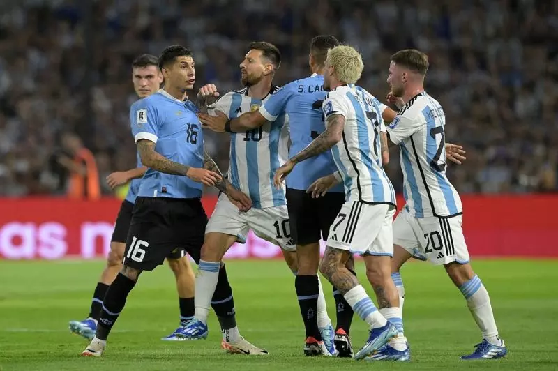 عکس؛ درگیری فیزیکی مسی و هافبک اتلتیکو با مدافع اروگوئه