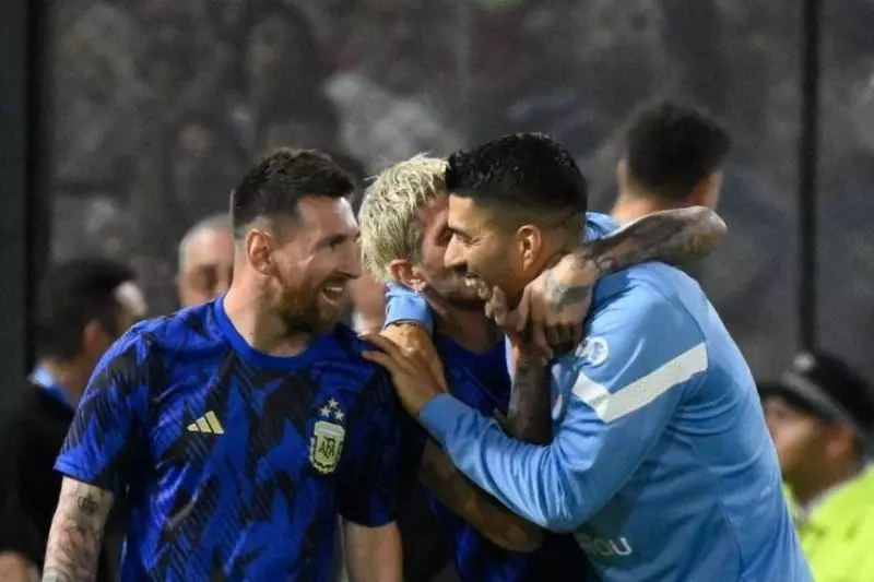 عکس؛ خوش و بش مسی و سوارز پیش از بازی آرژانتین - اروگوئه