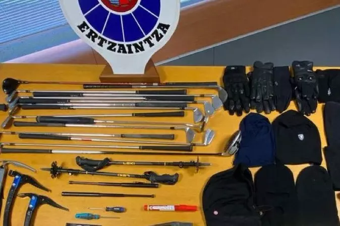 حجم عجیب سلاح های سرد کشف شده از هواداران رئال سوسیداد و پاری سن ژرمن