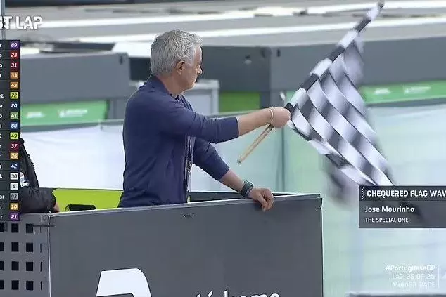 عکس؛ مورینیو و تکان دادن پرچم در مسابقات موتو جی پی