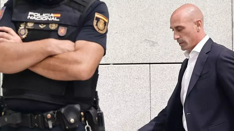عکس؛ بازداشت رییس سابق فدراسیون فوتبال اسپانیا و برگرداندنش به مادرید با هواپیما!