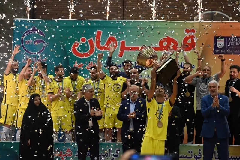 اهدای جام قهرمانی فوتسال جام رمضان با حضور وزیر ورزش + عکس