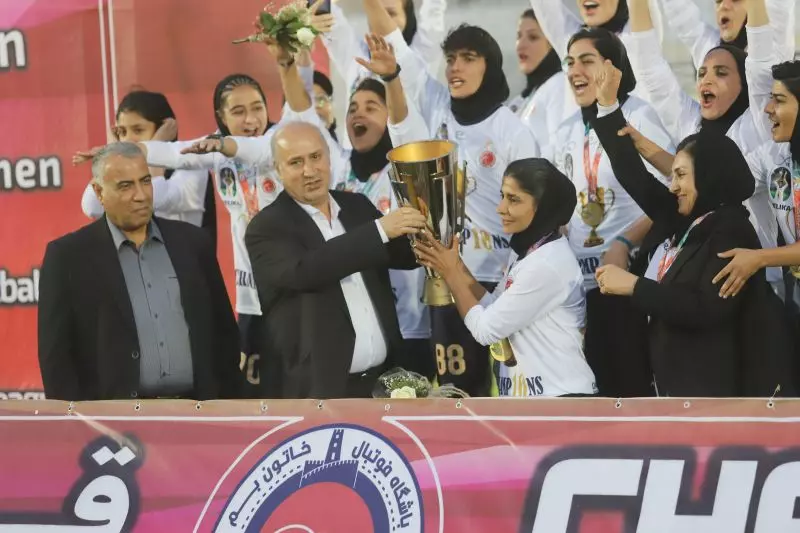 اهدای جام قهرمانی خاتون بم توسط رئیس فدراسیون فوتبال