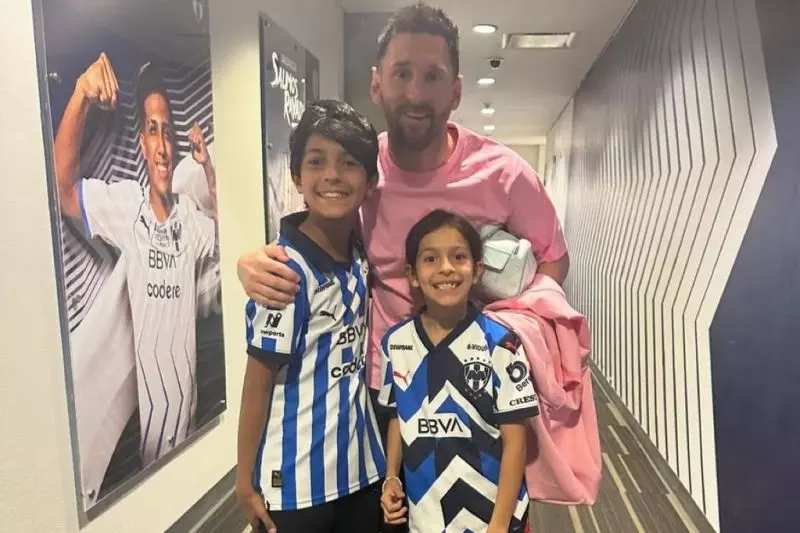 عکس یادگاری بچه‌های دروازه‌بان تیم مکزیکی با مسی