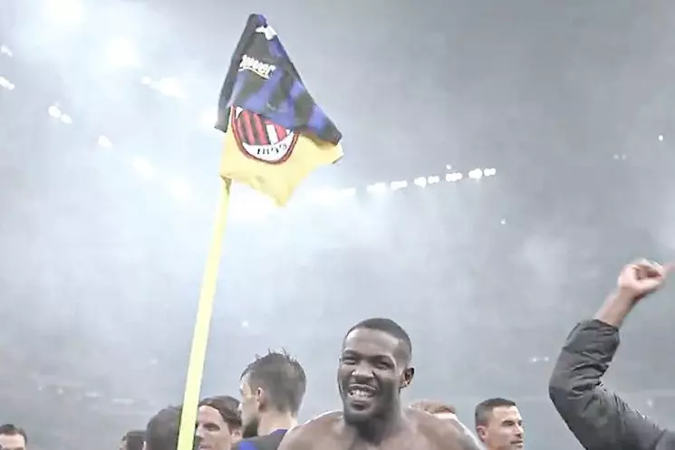 عکس؛ بازیکنی که پیراهن اینتر را روی پرچم میلان قرار داد و خوشحالی کرد