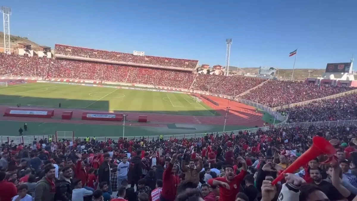اختصاصی/ موج مکزیکی هواداران تراکتور در ورزشگاه مملو از جمعیت یادگار امام (ره) تبریز