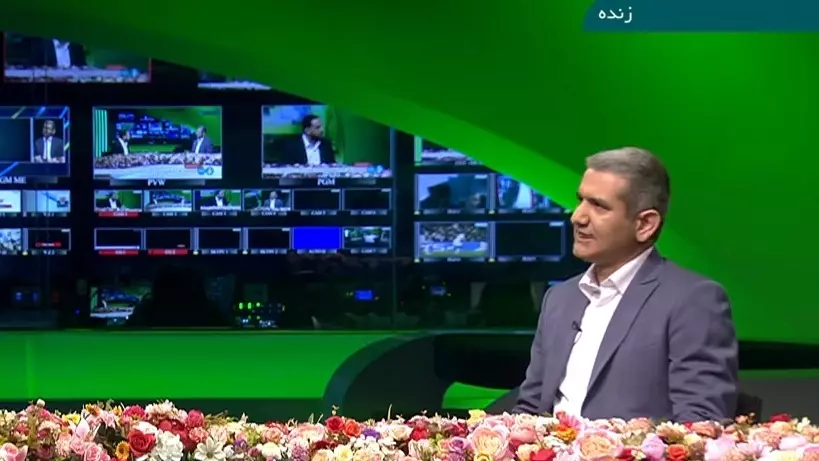 مجله فوتبال/ سیدعلی: اگر تحریم هستیم،  VAR دربی از کجا آمد؟ داوران اسپانسر دارند اما زمستان تمام شد و لباس آستین بلند ندارند، داوران هدست و پرچم الکترونیکی ندارند در حالی که قیمت بالایی ندارد