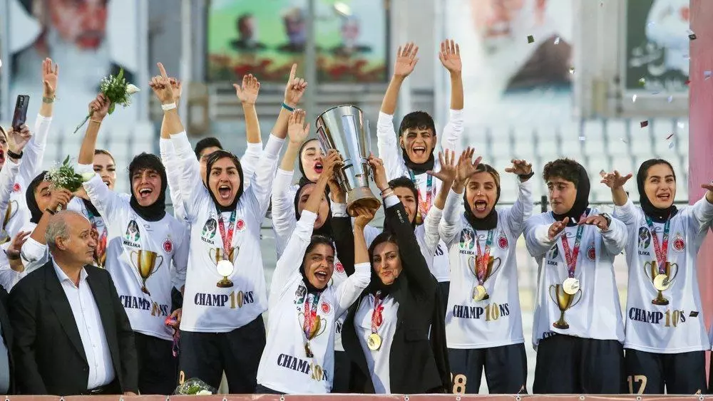 حواشی مراسم جشن قهرمانی خاتون بم در لیگ فوتبال بانوان کشور