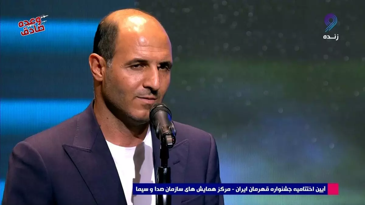 اهدای جایزه برترین سرمربی سال به علی نادری، سرمربی تیم ملی فوتبال ساحلی